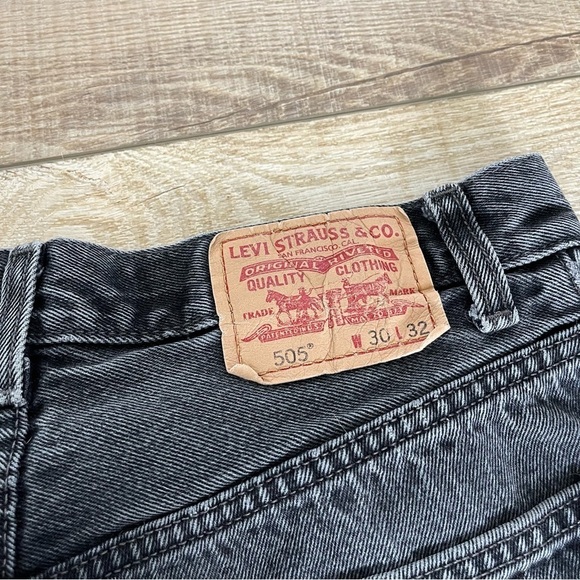 Levis Jeans Womens Size 505 Cut Offs Shorts Ripped - Picture 6 of 7